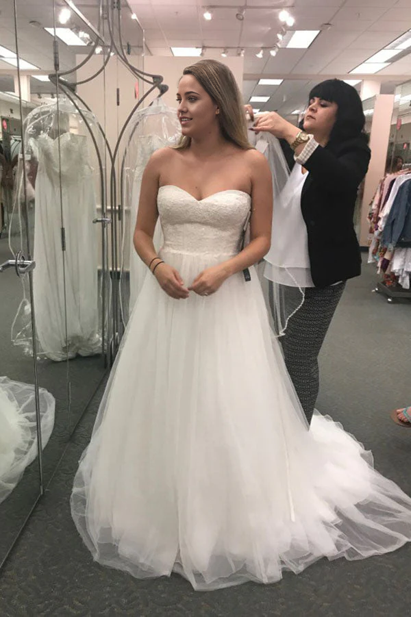 Vestidos de novia sencillos de corte A con escote en forma de corazón, sin mangas y con parte superior de encaje